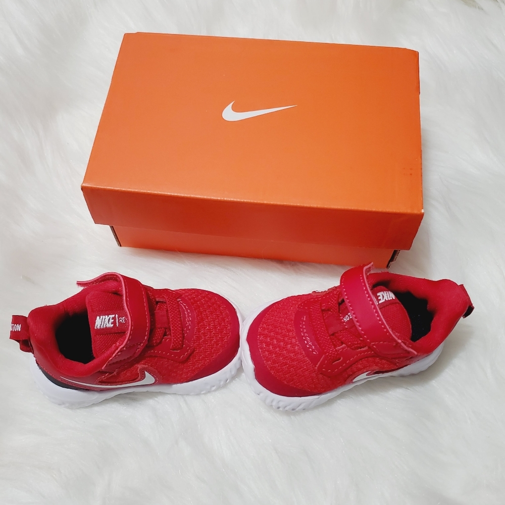 NIB Nike Revolution - 2c